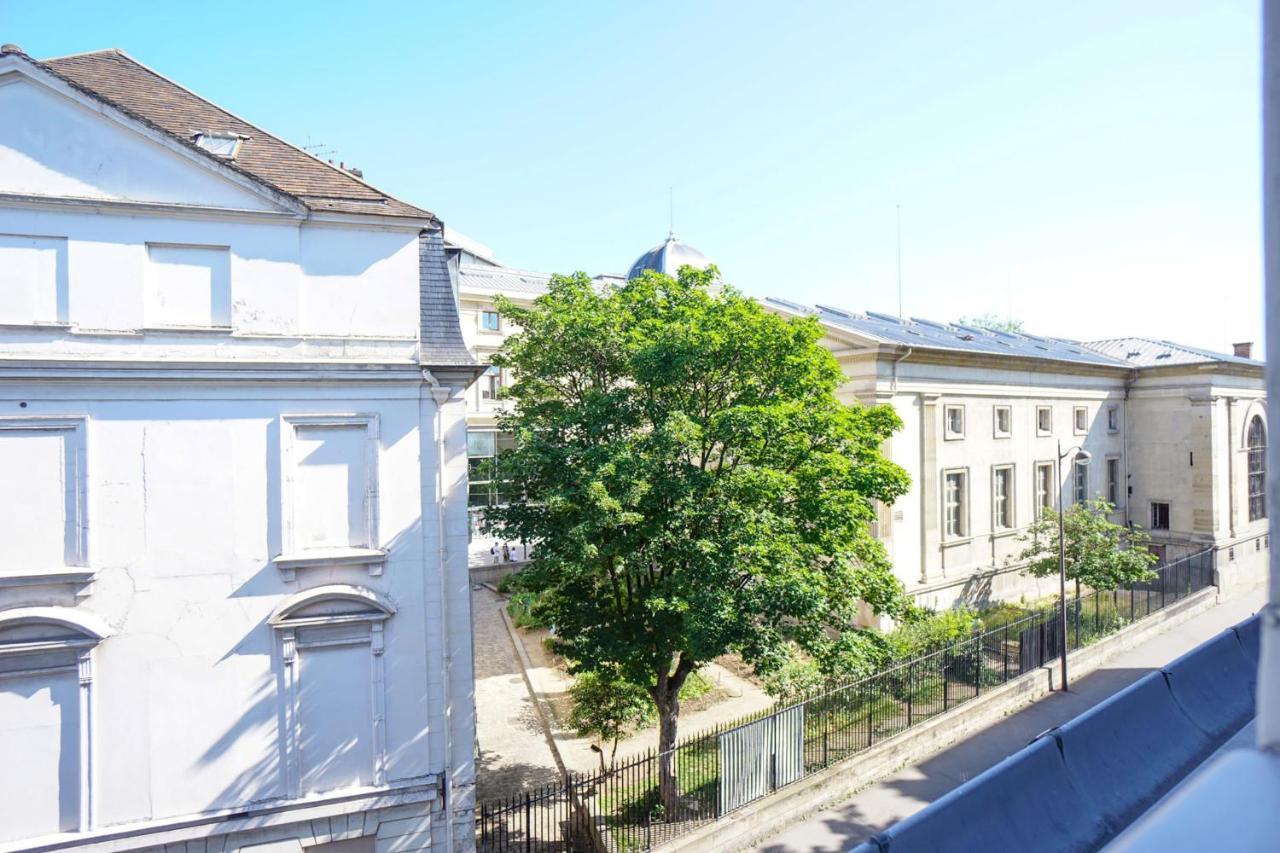 Beautiful Apartment In The Heart Of Париж Екстериор снимка